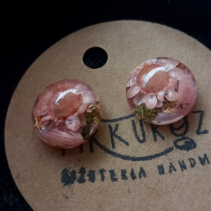 Różowe kolczyki z kwiatkiem kwiatki w żywicy kolczyki wkrętki różowe