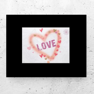 mały plakat z napisem love, nowy plakat love, tekst plakat do sypialni, love plakat A4, fajne plakaty do domu, serduszko plakat 21x30, plakat z serduszkiem, boho plakaty na ścianę