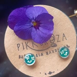 Butelkowa zieleń kolczyki z kwiatem zielone wkrętki