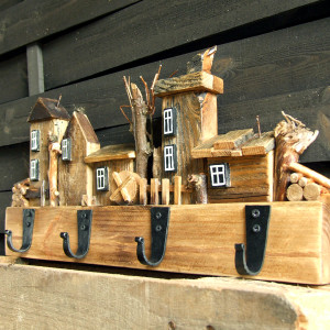 Drewniany wieszak na ubrania - Zapomniana Wioska