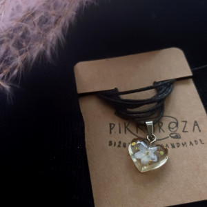 Mini zawieszka z niezapominajką niezapominajka serduszko