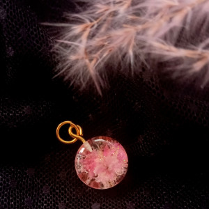 Delikatny wisiorek z gipsówką