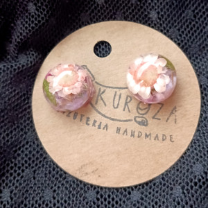 Różowe kolczyki z kwiatami kolczyki wkrętki
