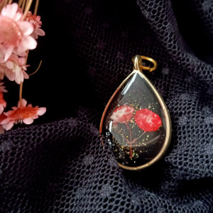 Złoty naszyjnik czerwona gipsówka brokat