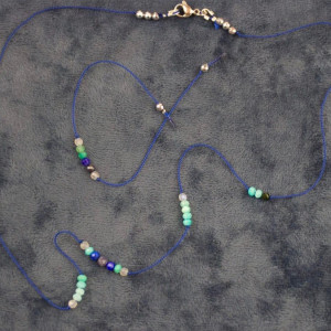 naszyjnik na nici jedwabnej_niebieski_mix