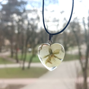 Naszyjnik z bratkiem biały bratek żywica wisiorek