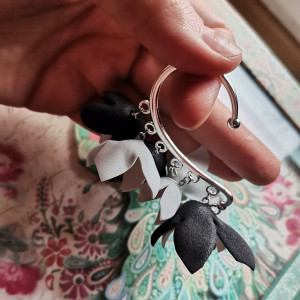 nausznica czarno białe  kwiaty tulipany