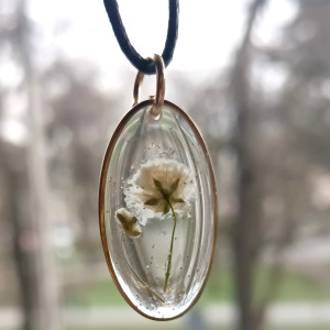 Wisiorek naszyjnik gipsówka biała