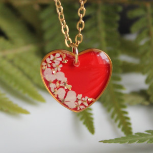 Złota zawieszka złoty wisiorek kwiat naszyjnik żywica z żywicy kwiaty z kwiatami czerwone serce serduszko