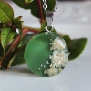 Srebrna zawieszka srebrny wisiorek naszyjnik kwiaty żywica epoksydowa jubilerska z kwiatami zielona butelkowa zieleń