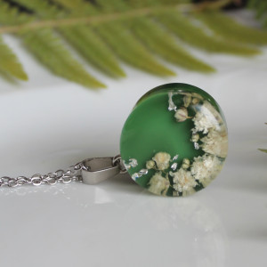Srebrna zawieszka srebrny wisiorek naszyjnik kwiaty żywica epoksydowa jubilerska z kwiatami zielona butelkowa zieleń