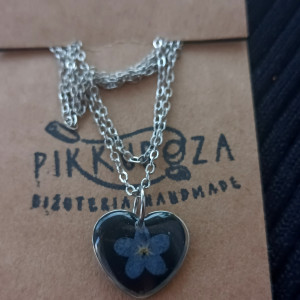 Czarna niezapominajka w żywicy serce z niezapominajką