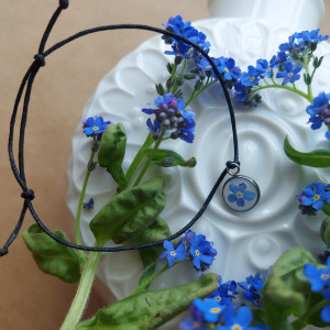 Bransoletka z niezapominajką niezapominajka kwiatem kwiat