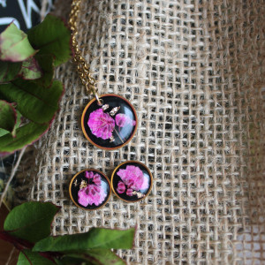 Komplet kolczyki złota zawieszka złoty wisiorek wisior naszyjnik żywica kwiaty z prawdziwymi kwiatami różowe czarny