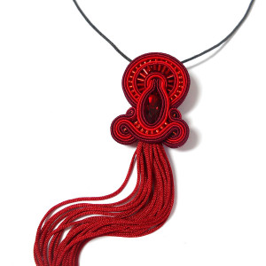 NASZYJNIK BROSZKA SUTASZ 2in1 BOHO frędzle wisior bordowy