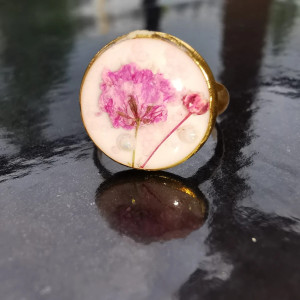 Pierścionek różowa gipsówka perełki żywica