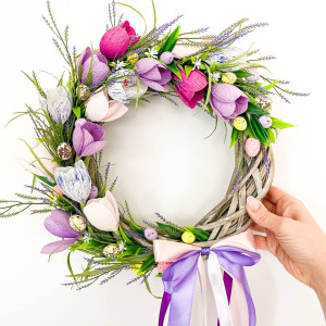 Wianek wiosenny z krokusami z krepiny włoskiej
