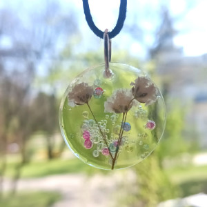 Wisiorek z różowa gipsówką w żywicy