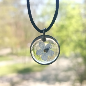 Naszyjnik z niezapominajką w żywicy