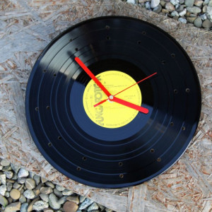 Unikatowy zegar z płyty winylowej, czerwone wskazówki, żółta etykieta, prawdziwy winyl