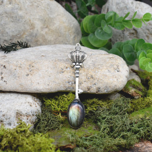 Rustykalny wisior z labradorytem – Kluczyk z koroną #36