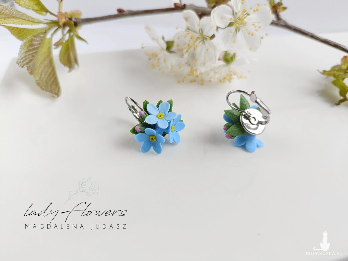 Krótkie kolczyki z niezapominajkami