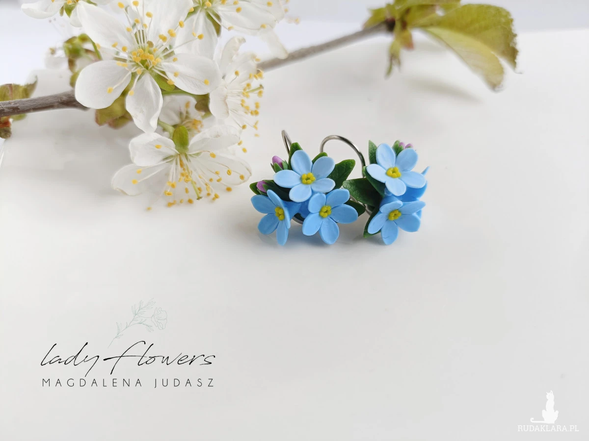 Krótkie kolczyki z niezapominajkami