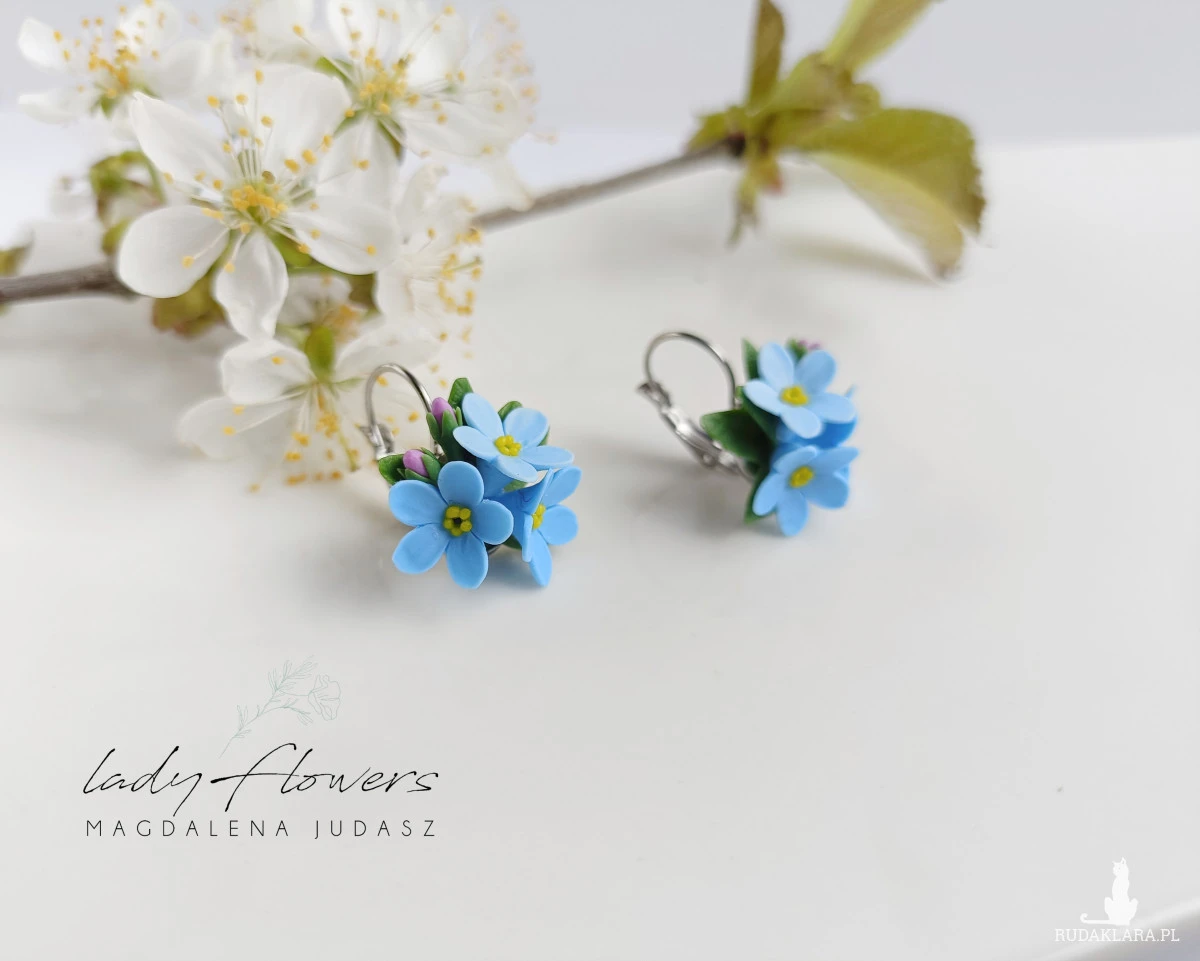 Krótkie kolczyki z niezapominajkami