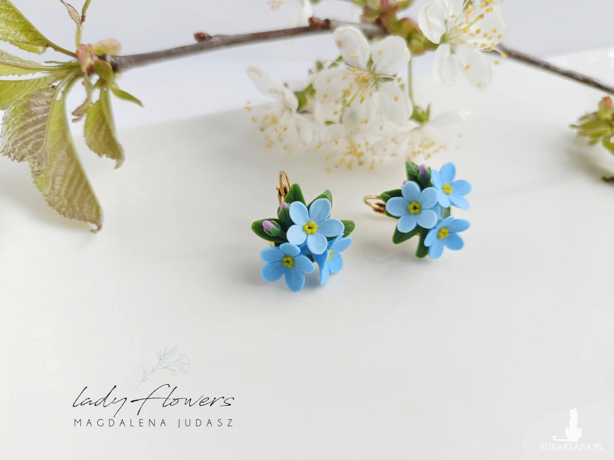 Krótkie kolczyki z niezapominajkami