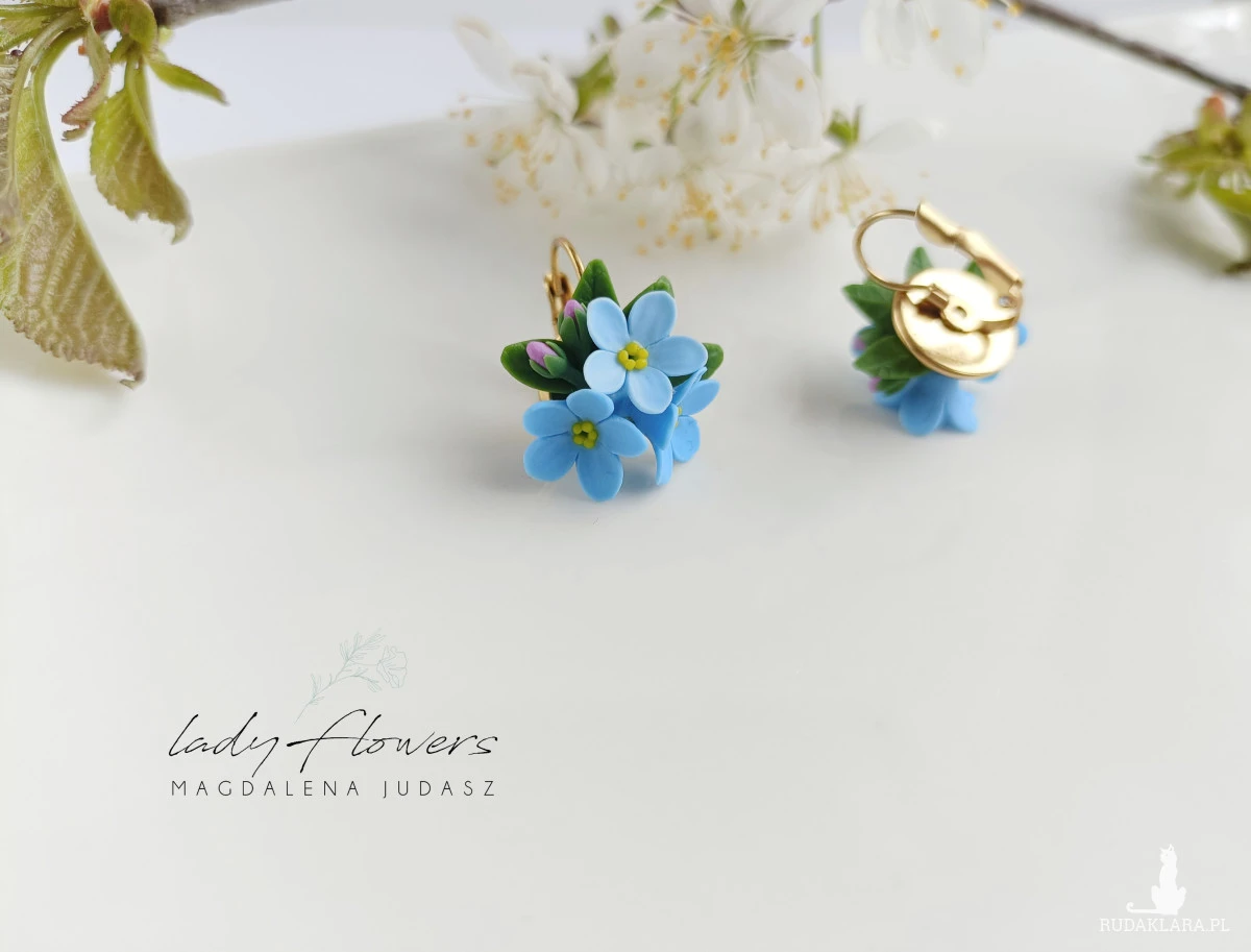 Krótkie kolczyki z niezapominajkami