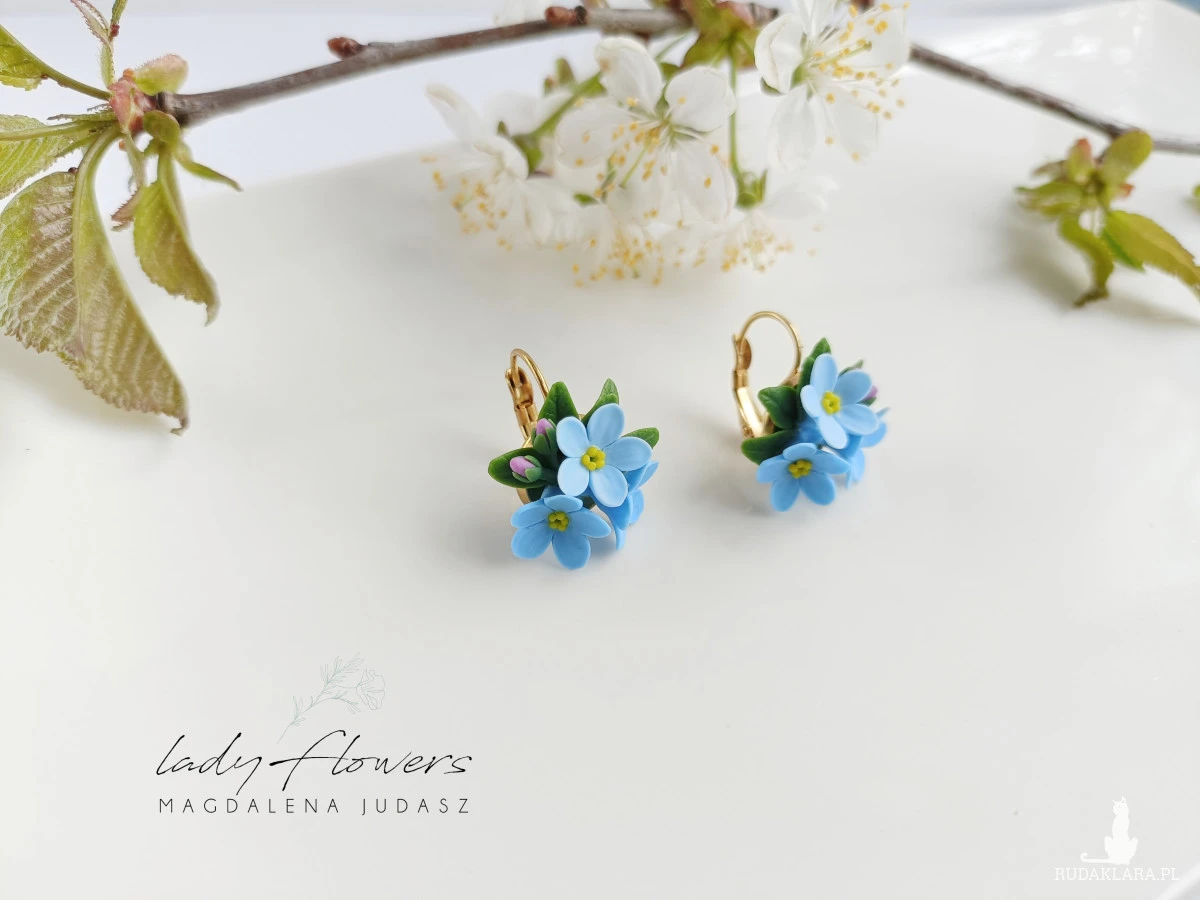 Krótkie kolczyki z niezapominajkami