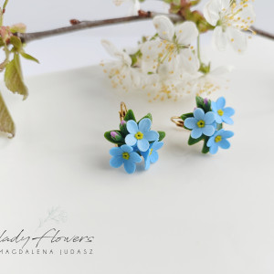 Krótkie kolczyki z niezapominajkami