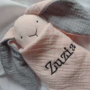 pierwsza przytulanka dla noworodka, królczek z organicznego muślinu, prezent dla dziecka z imieniem, personalizowane zabawki
