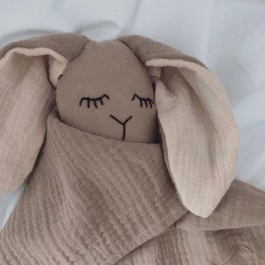 muślinowy króliczek z zamkniętymi oczami, śpiący królik z muślinu, prezent z okazji narodzin dla noworodka, pierwsza przytulanka z imieniem, pamiątka Chrztu