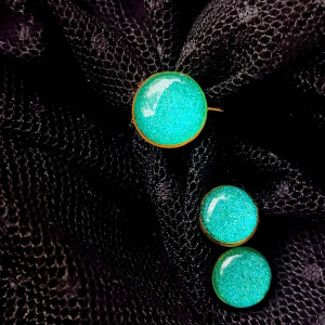 Kolczyki turkus stal i pierścionek turkus z żywicy biżuteria na lato z żywicy