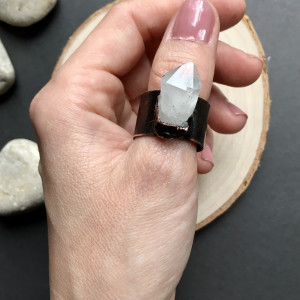 miedziany pierścień z kryształem górskim