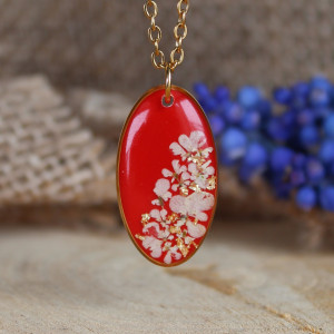 Prawdziwe suszone kwiaty w żywicy bukiet kwiatów złoty wisiorek naszyjnik owalny retro czerwony dzika marchew