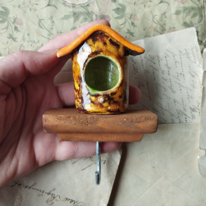 Wieszak z budką dla ptaków