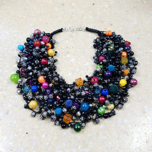 5683 grafitowy, czarny, kolorowy naszyjnik