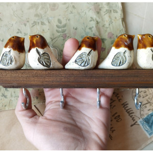 Wieszak z brązowo-beżowymi ptaszkami