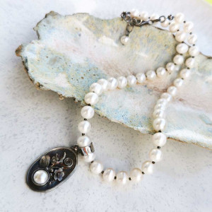 Perłowy naszyjnik ze srebrnym medalionem a967