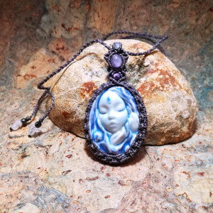 Porcelanowa Dziewanna kamea mikro makrama z naturalnymi kamieniami ~ DelfinaDolls