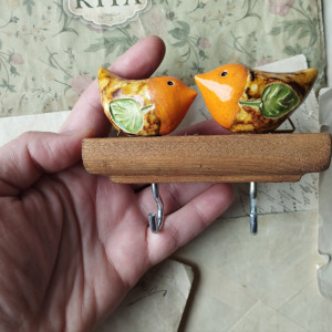 Wieszak z brązowymi ptaszkami