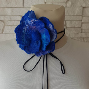 Kwiatek na zamszowej tasiemce