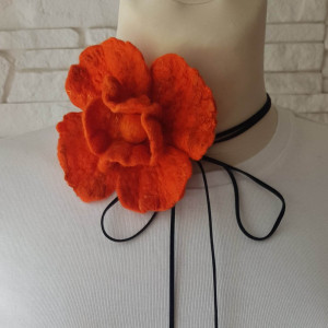 Kwiatek na zamszowej tasiemce