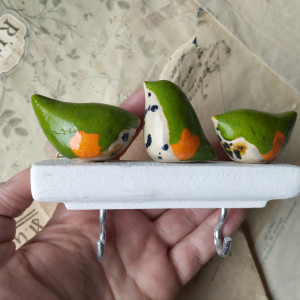 Wieszak z limonkowymi ptaszkami