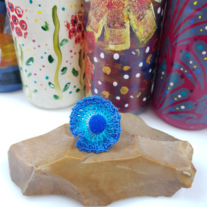 5888 szydełkowy niebieski pierścień; pierścionek z kwiatkiem;