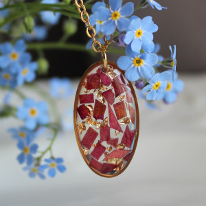 Złota zawieszka złoty wisiorek naszyjnik żywica z żywicy kwiaty z kwiatami jajowata retro naturalna różowe delikatna dziewczęca kobieca kolorowa czerwona róża z różą