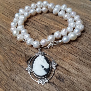 Naszyjnik Camea Biały Koń w Perłach 23.46