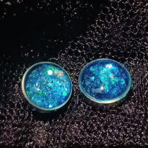 Niebieskie kolczyki z żywicy